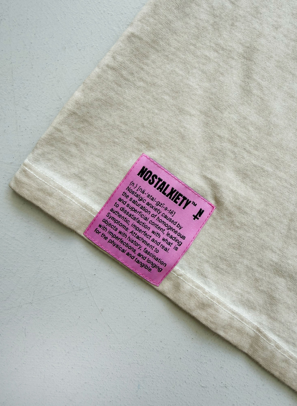 Camiseta - How To Assist A Person - Beige Faded