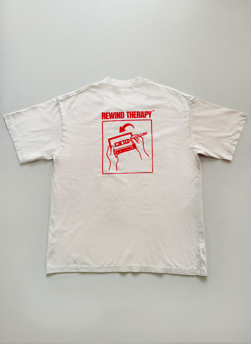 Camiseta REWIND THERAPY - Beige / Red Acid