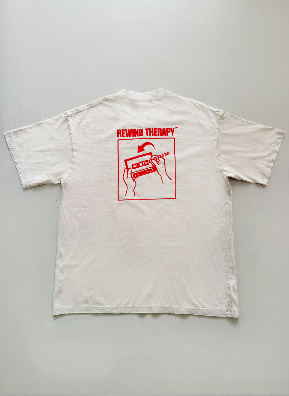 Camiseta REWIND THERAPY - Beige / Red Acid