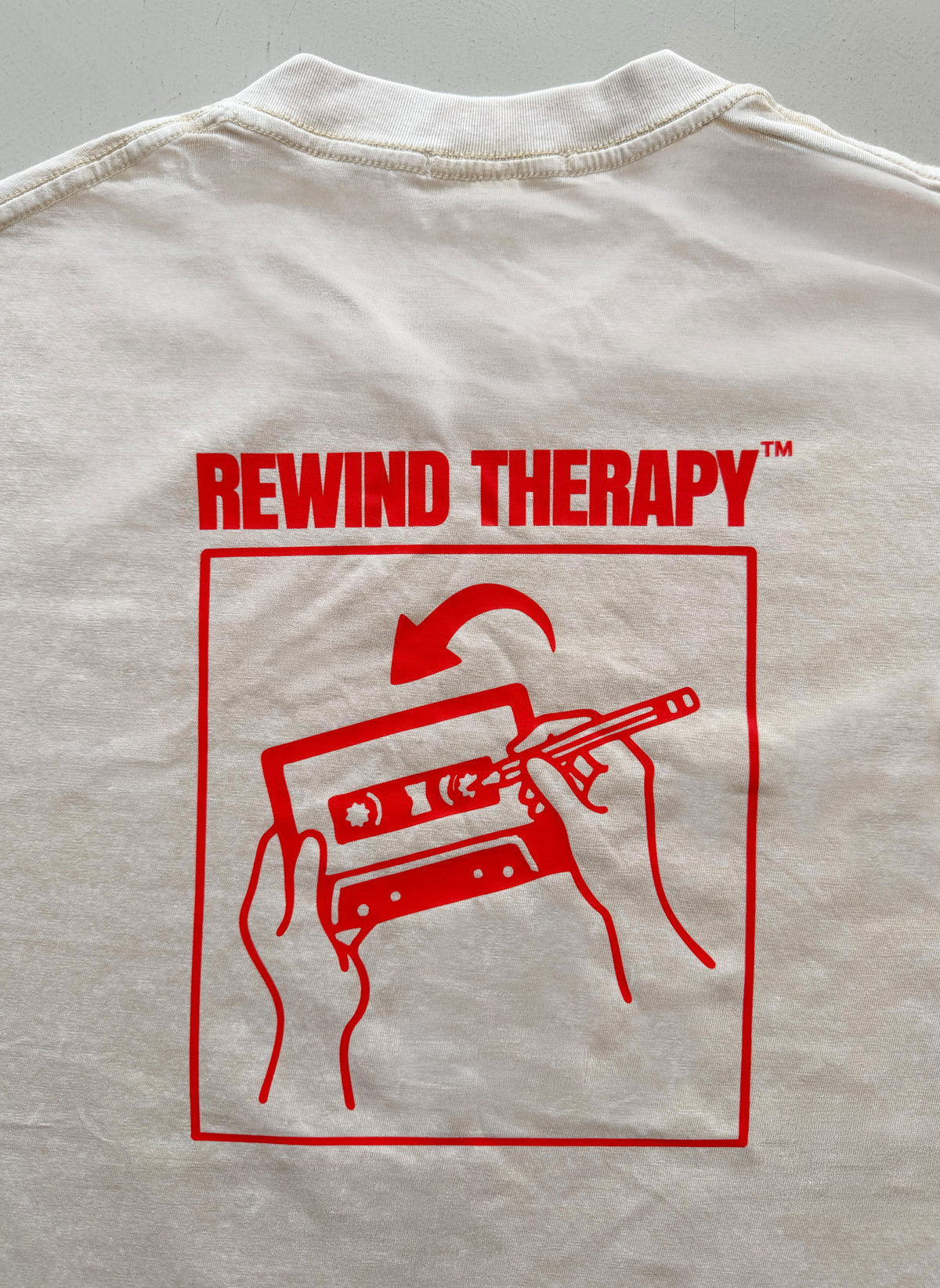 Camiseta REWIND THERAPY - Beige / Red Acid