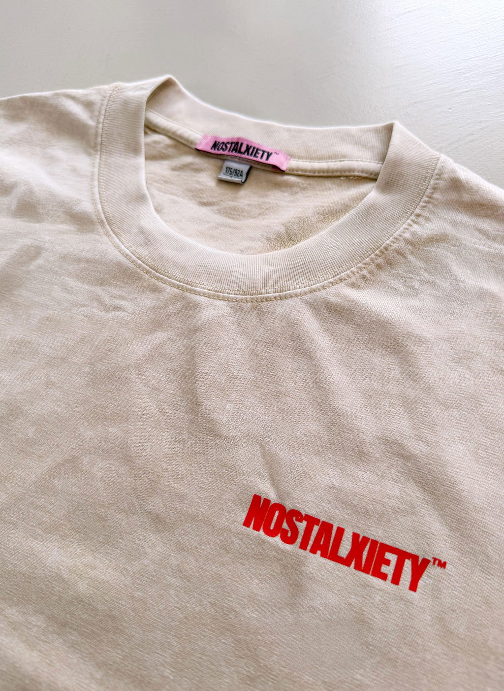 Camiseta REWIND THERAPY - Beige / Red Acid