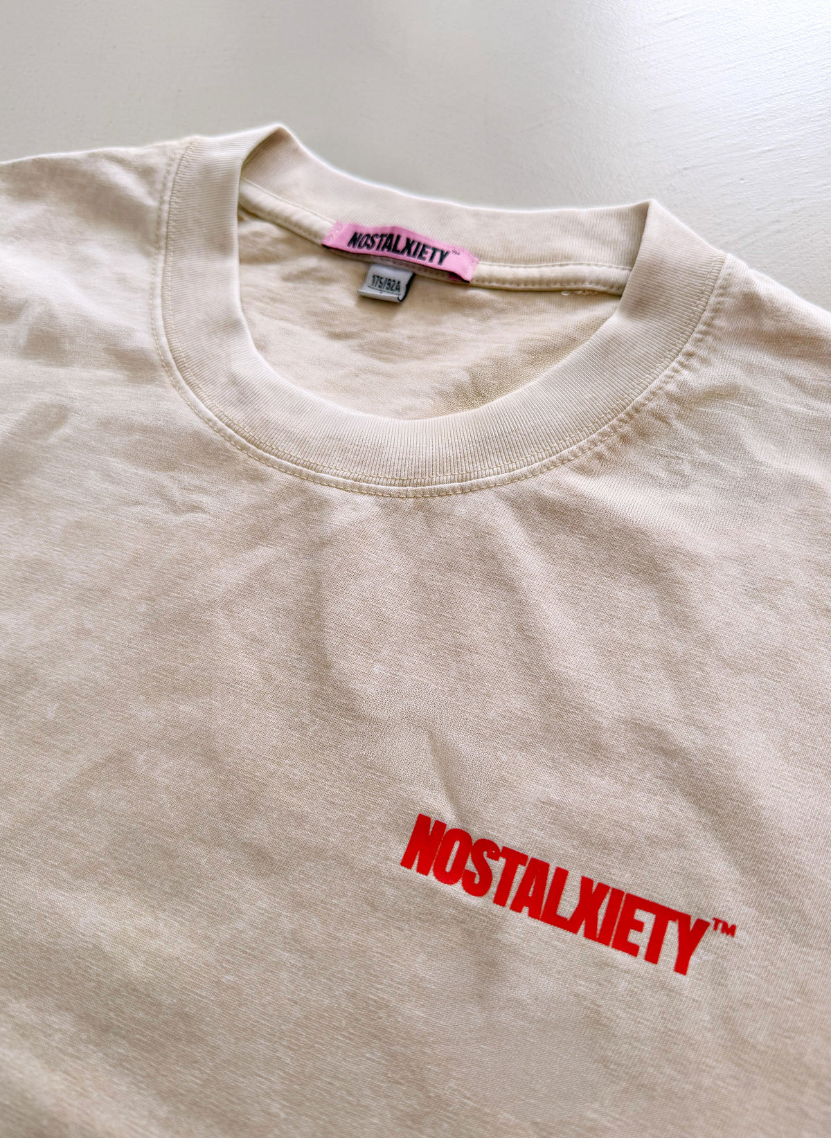 Camiseta REWIND THERAPY - Beige / Red Acid