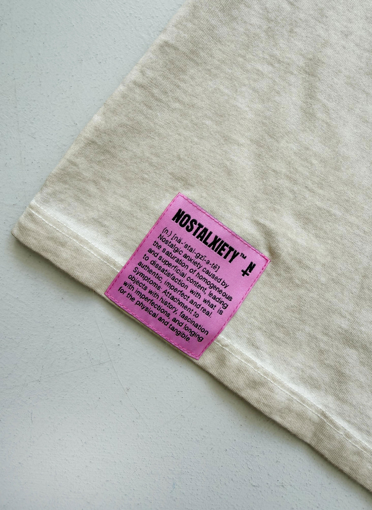 Camiseta REWIND THERAPY - Beige / Red Acid