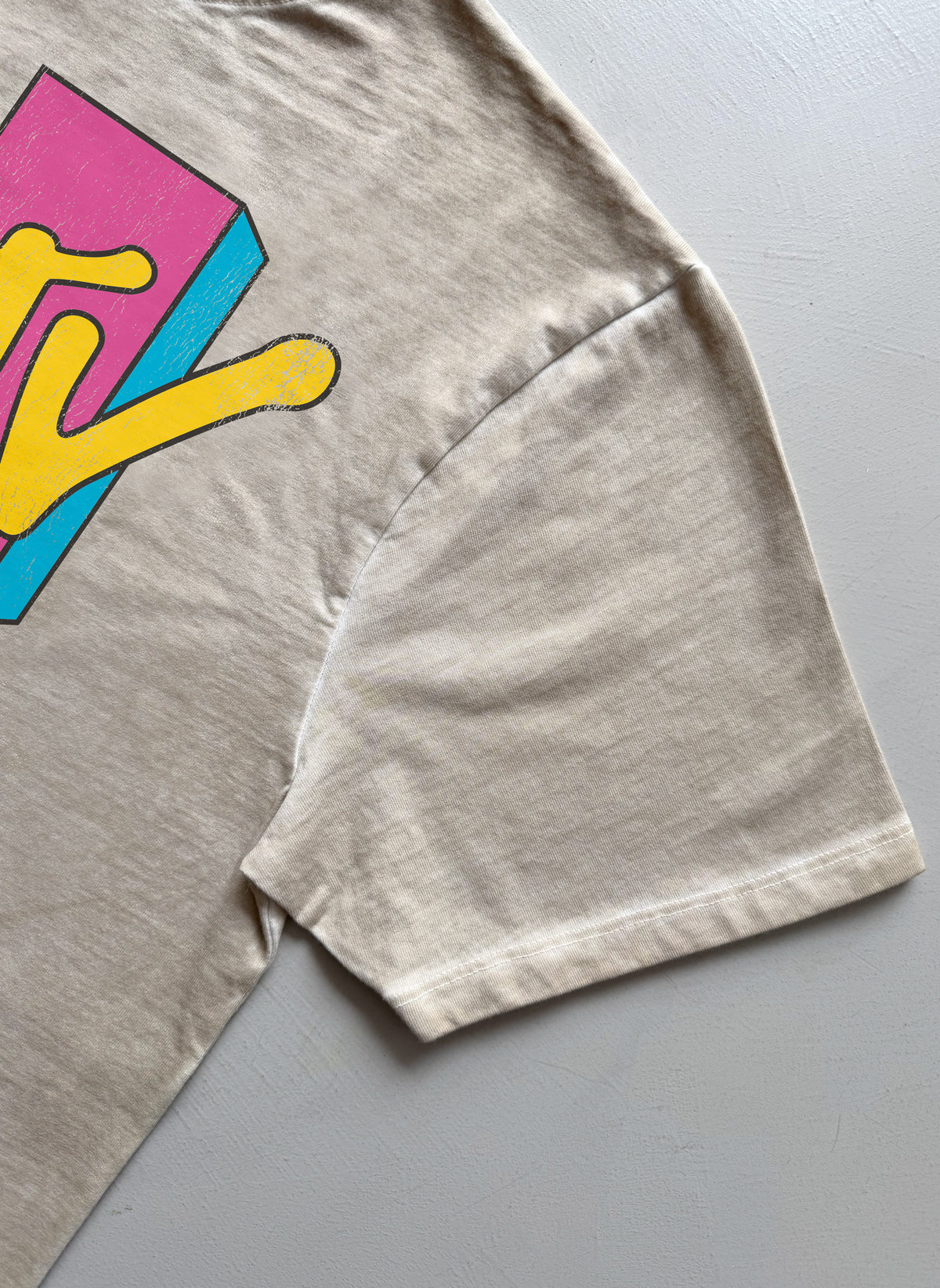 Camiseta FOREVER YOUNG - Nostalxiety TV - Sand